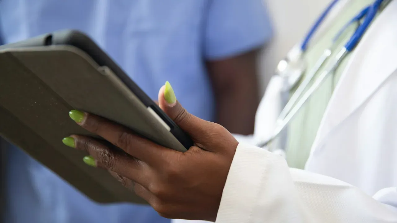 Profissionais de saúde usando um tablet na rotina de trabalho